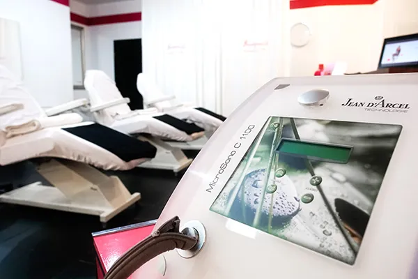 Cristal - Micodermabrasion gerät in der Kosmetikschule Beautyworld S. Sikka - Impressionen