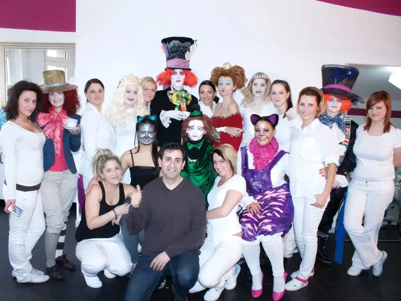 Klassenfoto der Kosmetikschule Beautyworld S. Siakka in Dortmund - nach der Make-up Abschlussprüfung