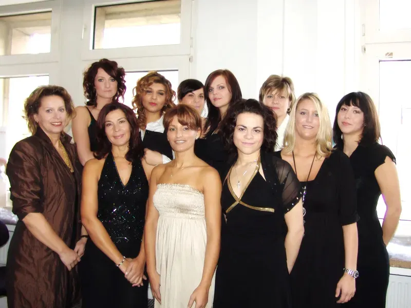 Klassenfoto der Kosmetikschule Beautyworld S. Siakka in Dortmund