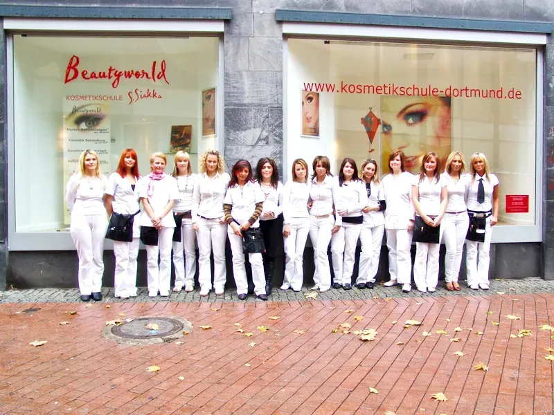 Klassenfoto der Kosmetikschule Beautyworld S. Siakka in Dortmund