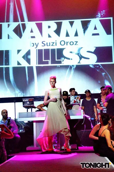 Modeschau des Labels Karma Killss, im Rudas Düsseldorf - Junge Frau auf der Bühne