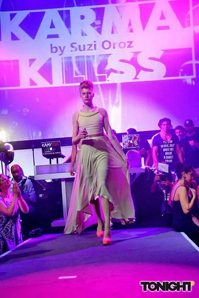 Modeschau des Labels Karma Killss, im Rudas Düsseldorf - Junge Frau auf der Bühne