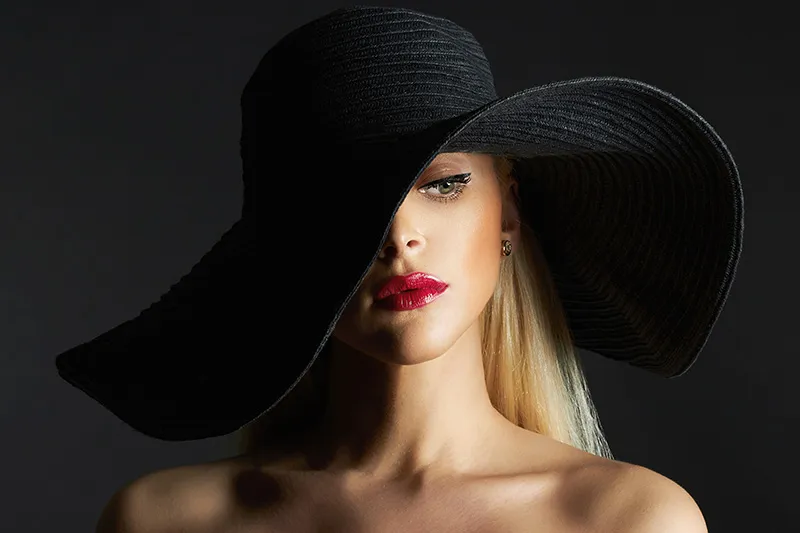 Junge Frau mit perfektem Make-up die in die Kamera schaut